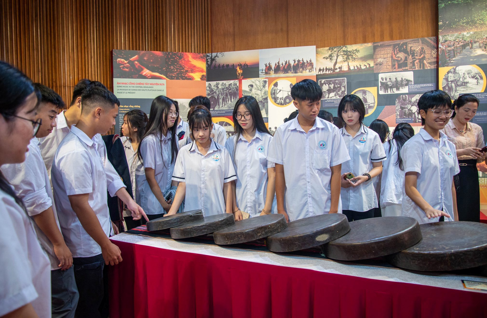 Triển lãm thu hút đông đảo học sinh đến tham quan, tìm hiểu các hiện vật cồng chiêng Tây Nguyên và giá trị của di sản văn hóa dân tộc.
